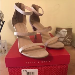 ELEGANT SUMMER STRAP SANDALS  in NUDE COLOR size 7 1/2.  LIKE NEW!